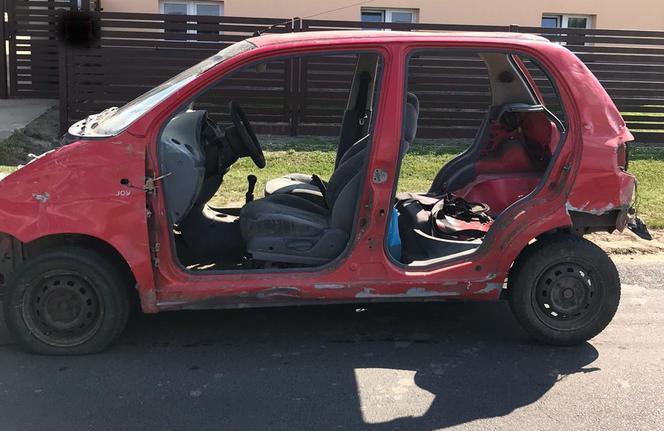 Jechał matizem bez drzwi, maski i pokrywy bagażnika