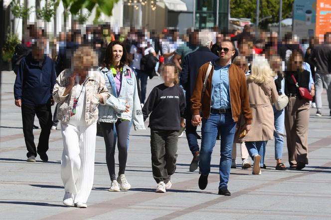 Cieżarna Dominika od Marcina Hakiela zajada się goframi i lodami