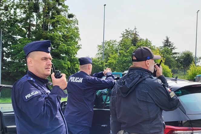 Ćwiczenia na dworcu autobusowym w Toruniu. Było głośno!
