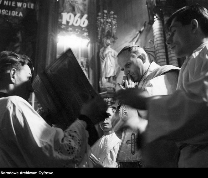 Ks. arcybiskup Karol Wojtyła podczas celebracji Mszy Św. w Białymstoku. 1966 rok