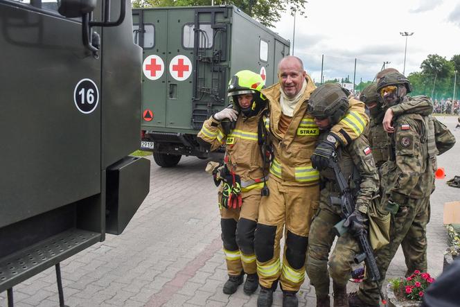 Efektowne ćwiczenia WOT w Czernikowie pod Toruniem. "Scenariusz zakładał atak przeciwnika na szkołę z kilkudziesięcioma uczniami"