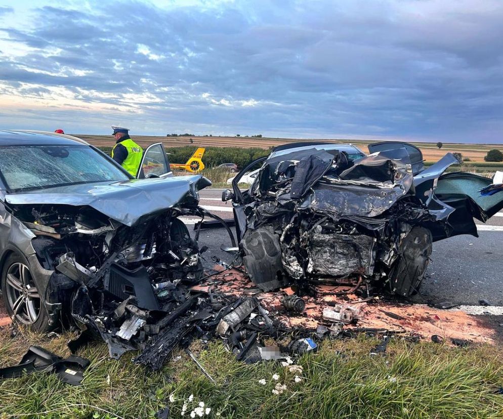 Wypadek na dk17 w woj. lubelskim. BMW czołowo zderzyło się z mercedesem