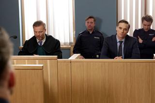 Koniec M jak miłość. Wpadka Budzyńskiego na ostatniej rozprawie Olka w 1522 odcinku! Pomyli się wygłaszając mowę końcową - ZWIASTUN