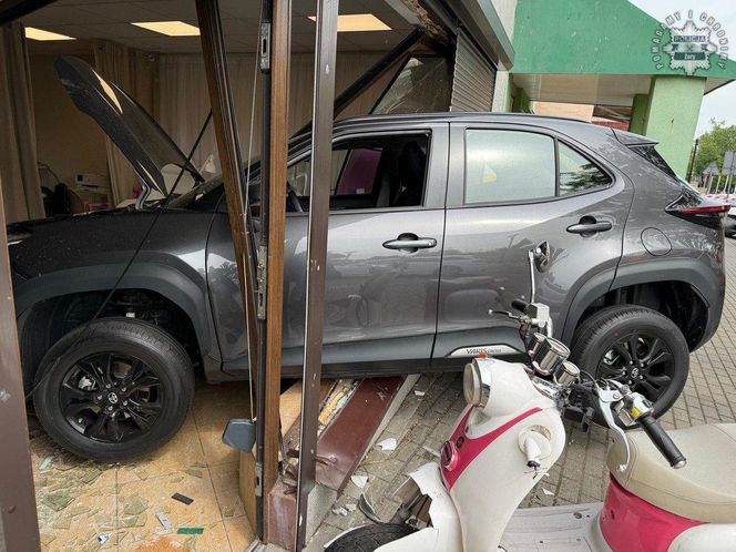 Żory: 73-latek wjechał autem w salon beauty