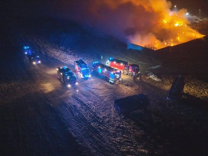 Strażacy walczyli z ogniem na składowisku odpadów w Bełżycach