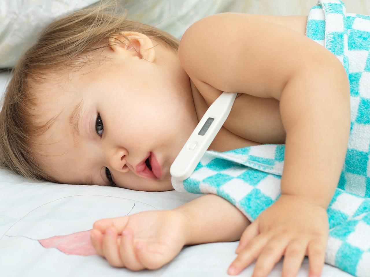 Trzydniówka u dzieci: czy trzeba iść do lekarza? [ROZMOWA Z PEDIATRĄ]