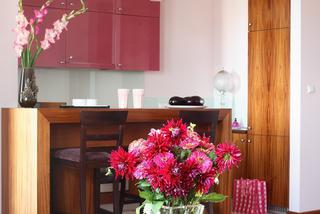Retro róż w salonie z kuchnią: malinowe inspiracje z różem nie przesadzonym