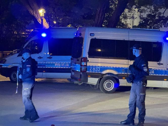 Uniwersytet Warszawski w żałobie. Przed budynkiem wystawiono zdjęcie zabitej 53-latki