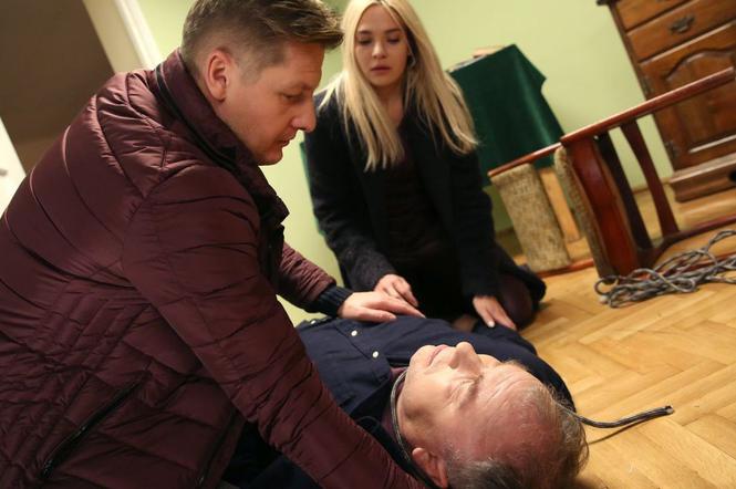 M jak miłość odc. 1432. Julka (Joanna Kuberska), Paweł (Rafał Mroczek), ojciec Julki - Kryszak (Bogdan Kalus)