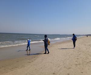 Mieszkańcy korzystają ze słonecznej pogody. Na plaży w Jelitkowie widać już pierwszych spacerowiczów!