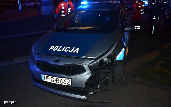 Wjechał w radiowóz i zaczął uciekać! Kierowca Mazdy był pijany i miał objawy koronawirusa