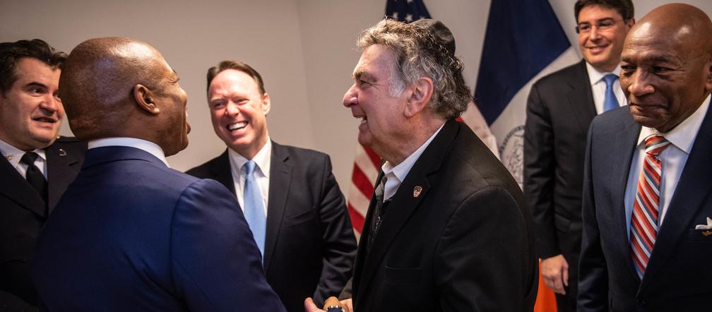 Policjanci wychodzą zza biurek