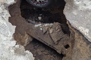 Samochód wpadł do dziury