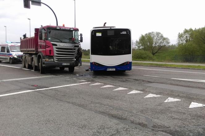 Samochód ciężarowy zderzył się z autobusem: Są ranni! [ZDJĘCIA]
