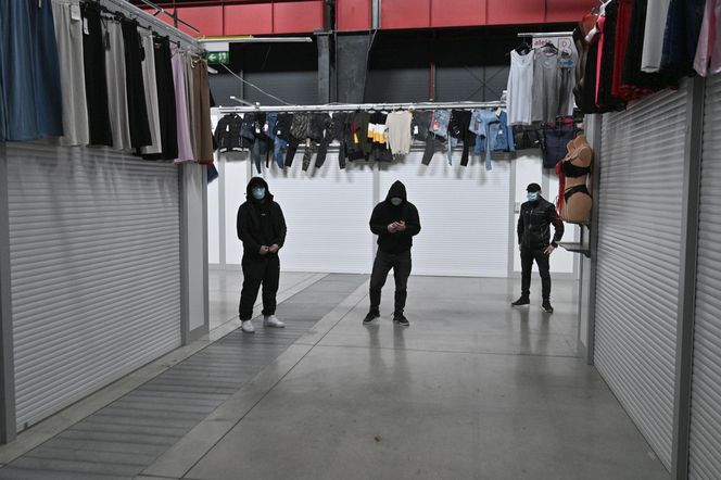 Komornicy na Modlińskiej. Nerwowe starcie przy hali na Białołęce. Ostry konflikt kupców z zarządcą hali