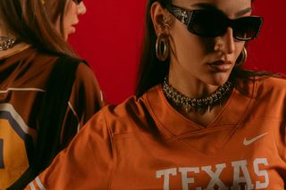 Dziewczyna kibica znów na szczycie modowych trendów. Jak tworzyć stylizacje z klubowymi koszulkami w roli głównej? 