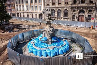 Przebudowa placu Orła Białego wchodzi w kolejną fazę. Zabytkowa fontanna pod szczególnym nadzorem