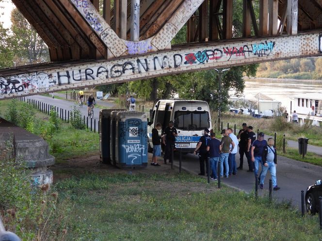 Wypadek na Bulwarach Wiślanych. 15 latka spadła z mostu.