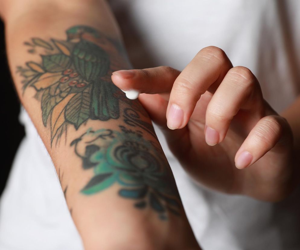 Masz tatuaż? Badacze sprawdzili, co dzieje się z barwnikiem, który trafia pod skórę