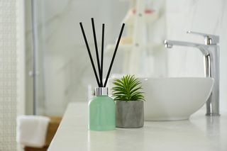 Wlej 2 łyżeczki i postaw na pralce. Domowy zapach do łazienki, który rozniesie aromaty po całym pomieszczeniu. Będzie pachnieć niczym w balijskim SPA. Naturalny zapach do pomieszczeń