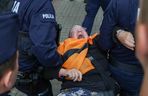 Aktywistka Katarzyna Augustynek zatrzymana przez policję podczas kontrmanifestacji na trasie pikiety przeciwko imigracji