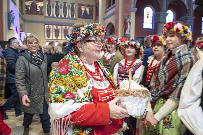 W Bytomiu poświęcono pokarmy w strojach ludowych. To tradycja na Rozbarku 