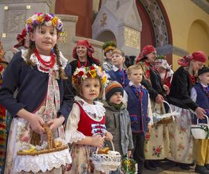 W Bytomiu poświęcono pokarmy w strojach ludowych. To tradycja na Rozbarku 