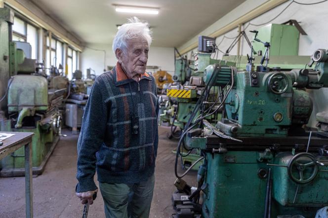 Pan Wacław ma 98 lat i nadal pracuje