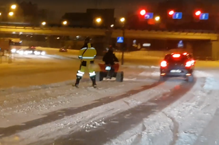 Poznań: Narciarza po ulicy ciągnął quad! Policjanci szukają mężczyzn widocznych na nagraniu!