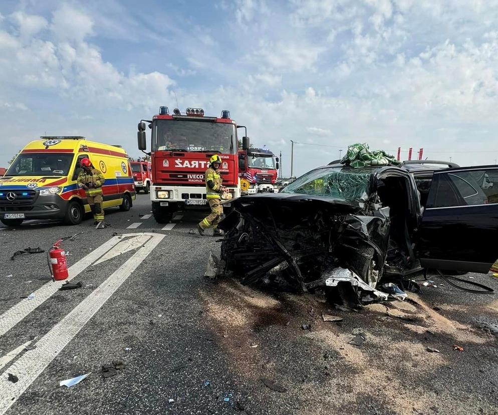 W wypadku na DK2 zginęła na miejscu 24-letnia kobieta, a dwie osoby, w tym małe dziecko, ranne trafiły do szpitala