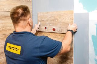 Układanie płytek - cena 2026. Ile kosztuje położenie 1 m² płytek ceramicznych?