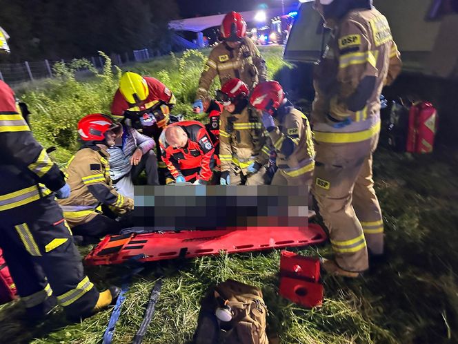 Format: Wypadek autokaru z amerykańskim żołnierzami na A4 pod Jaworem. Jest wielu rannych. Żołnierkę zabrał śmigłowiec [ZDJĘCIA].