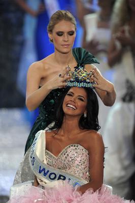 Miss World 2011. Miss Wenezueli Ivian Lunasol Sarcos Colmenares i Miss World 2010 Alexandria Mills z USA 