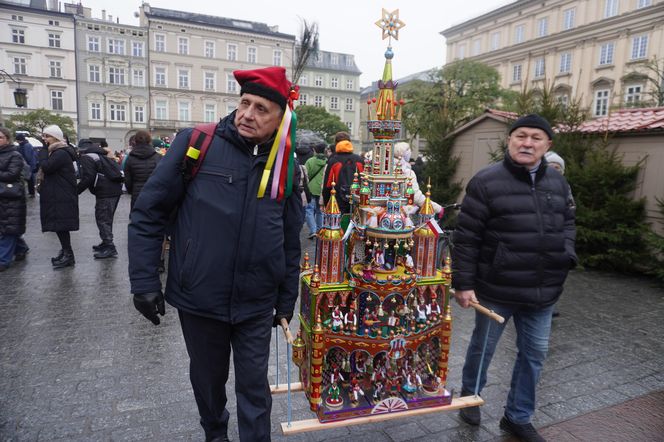 Wystawa szopek na Rynku Głównym w Krakowie przed 82. edycją konkursu