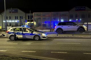 Kierowca zawisł na barierkach w Warszawie. Internauci nie mogą w to uwierzyć: Funkcja szynowozu