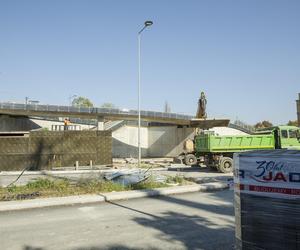 Otwarcie wiaduktu na Trasie Łazienkowskiej kilka miesięcy wcześniej. Już kładą asfalt!