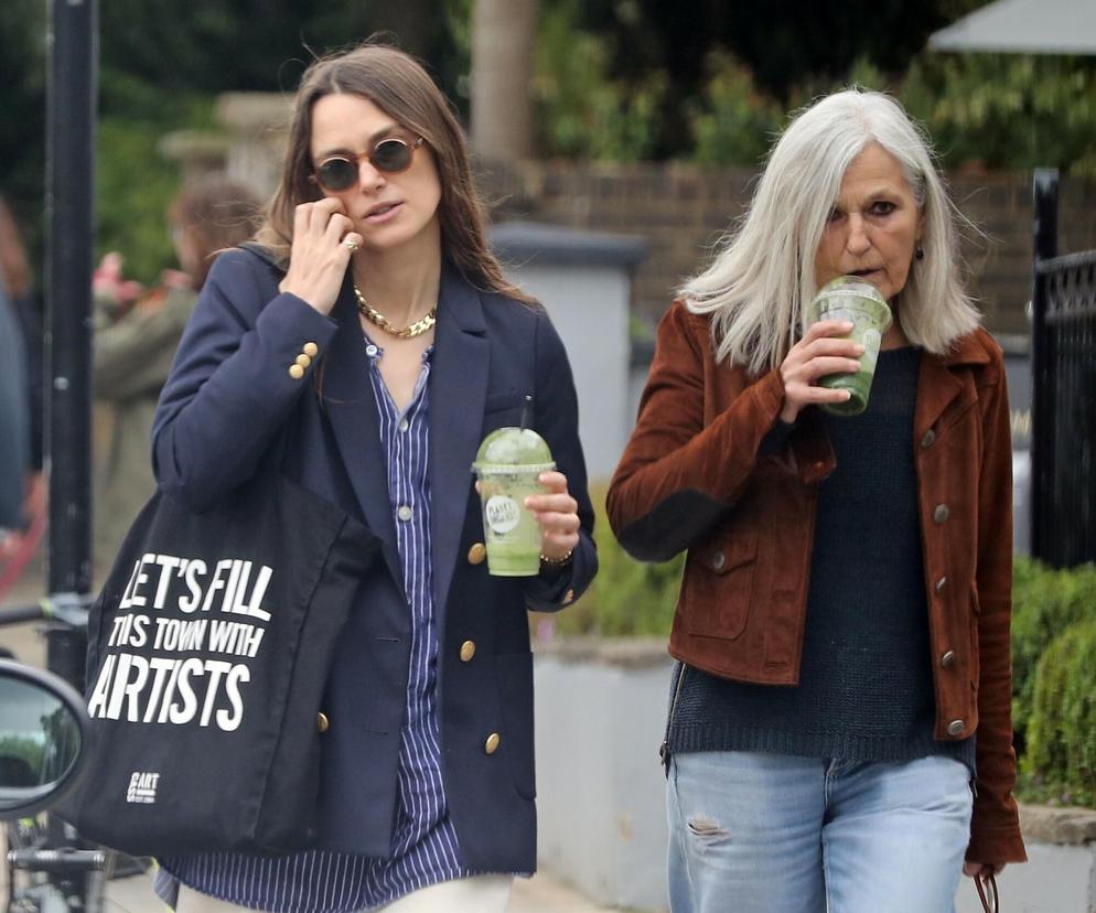 Keira Knightly na spacerze z matką