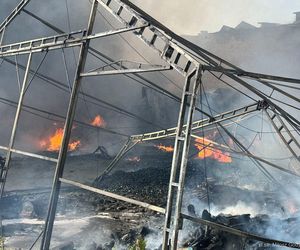 Pożar hali przemysłowej hurtowni zniczy przy ulicy Dojazd w Tarnowie