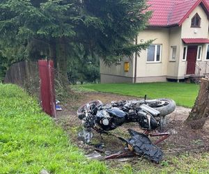 Wypadł z jezdni, zjechał do rowu i uderzył w ogrodzenie. Nie żyje młody motocyklista