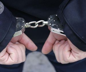 Rzucił się na maskę samochodu i zaatakował nożem za zwrócenie uwagi. Brutalny atak pod sklepem