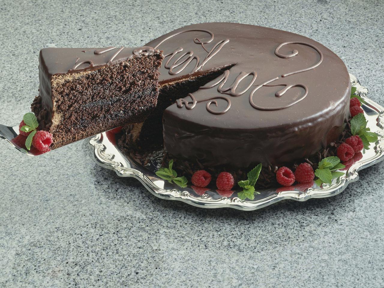 Tort Sachera: przepis. Jak zrobić słynne wiedeńskie ciasto?