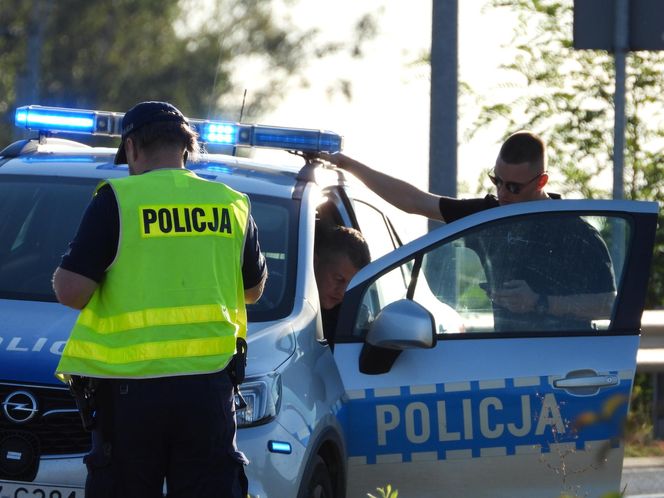 Chciał wjechać pod prąd na S8 pod Warszawą. Wyszedł z auta i prawie zasnął na drodze