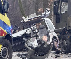 Masowy wypadek pod Warszawą! Zderzenie trzech aut z wojskową ciężarówką. Jedna osoba nie żyje