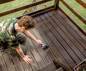 Renowacja drewna. Czym i jak odnowić elementy drewniane w ogrodzie