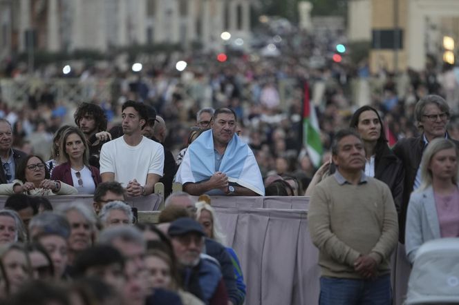 Hołdy na Placu Świętego Piotra.