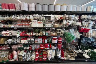 Świąteczne ozdoby w sklepach już w sierpniu. Można kupić bombki, łańcuchy choinkowe i dekoracje na Boże Narodzenie