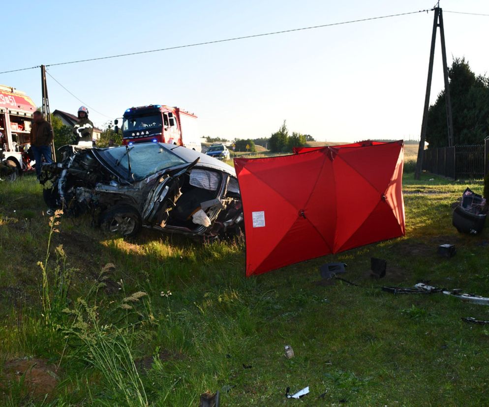 Tragiczny wypadek pod Mławą! Nie żyje 26-latek, trzech młodych pasażerów w szpitalu