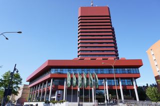 Do niedawna był najwyższym budynkiem w Poznaniu. Jaka jest historia słynnego wieżowca Uniwersytetu Ekonomicznego? [ZDJĘCIA] 