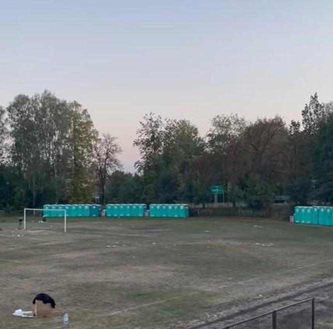 Zniszczona murawa na stadionie w Skarżysku