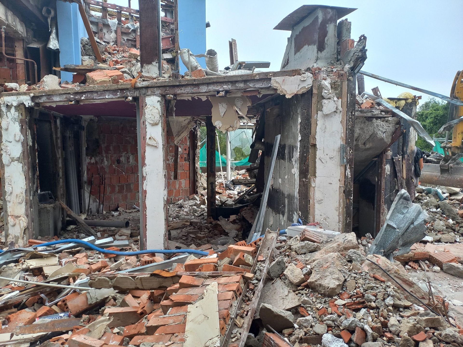 Rozbiórka słynnej willi na dachu bloku